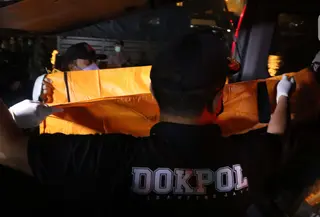 Tim DVI Polri membawa kantong jenazah yang diduga berisi bagian tubuh penumpang pesawat Sriwijaya Air SJ 182 di Dermaga JICT 2, Jakarta, Minggu (10/1/2021) dini hari. Sriwijaya Air SJ 182 hilang kontak empat menit usai lepas landas dari Bandara Soetta. (Liputan6.com/Helmi Fithriansyah)