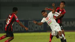 Pemain Persipura Jayapura, Muhammad Tahir (kanan) berebut bola dengan pemain Persija Jakarta, Ramdani Lestaluhu dalam laga pekan ke-3 BRI Liga 1 2021/2022 di Stadion Indomilk Arena, Tangerang, Minggu (19/9/2021). Kedua tim bermain imbang 0-0. (Bola.com/Ikhwan Yanuar)