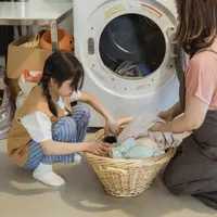 Simak cara mencuci pakaian di mesin cuci agar pakaian tidak cepat rusak. (pexels.com/Nicola Barts)