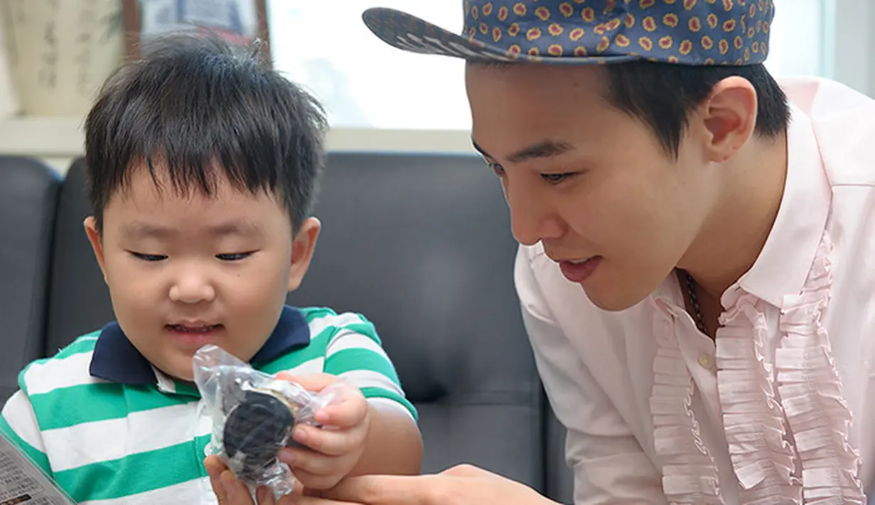 G-Dragon memang dikenal sebagai idol yang sangat sukses, ia juga punya sifat yang lembut saat berinteraksi dengan anak kecil. (Foto: soompi.com)
