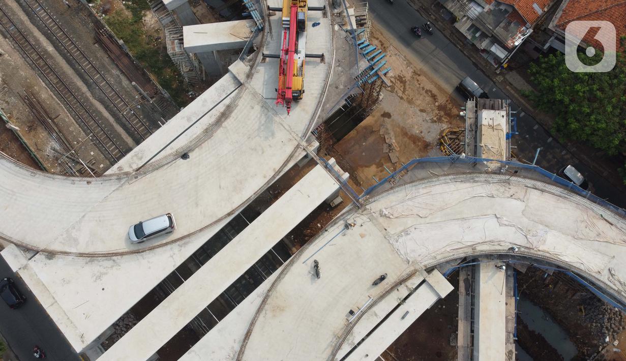Foto udara suasana pembangunan jalan layang tapal kuda di kawasan Lenteng Agung, Jakarta, Rabu (5/8/2020). Pembangunan jalan layang itu untuk mengurai simpul kemacetan di perlintasan kereta api (KA) Lenteng Agung dan ditargetkan selesai pada Desember 2020. (Liputan6.com/Helmi Fithriansyah)