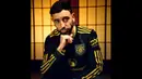 Namun, desainnya tetap mendapat sentuhan pembaruan. Kerah tegak yang dahulu menjadi ciri khas Cantona dihilangkan dan diganti dengan kerah V. (@ManUtd)