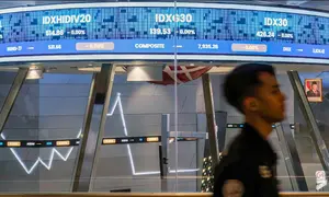 Layar monitor menunjukkan pergerakan pasar saham di lantai Bursa Efek Indonesia menjelang aktivitas perdagangan, Jakarta pada Senin 9 Februari 2026. Indeks Harga Saham Gabungan (IHSG) balik ke level 8.000 pada penutupan perdagangan, Senin (9/2/2026). (BAY ISMOYO/AFP)