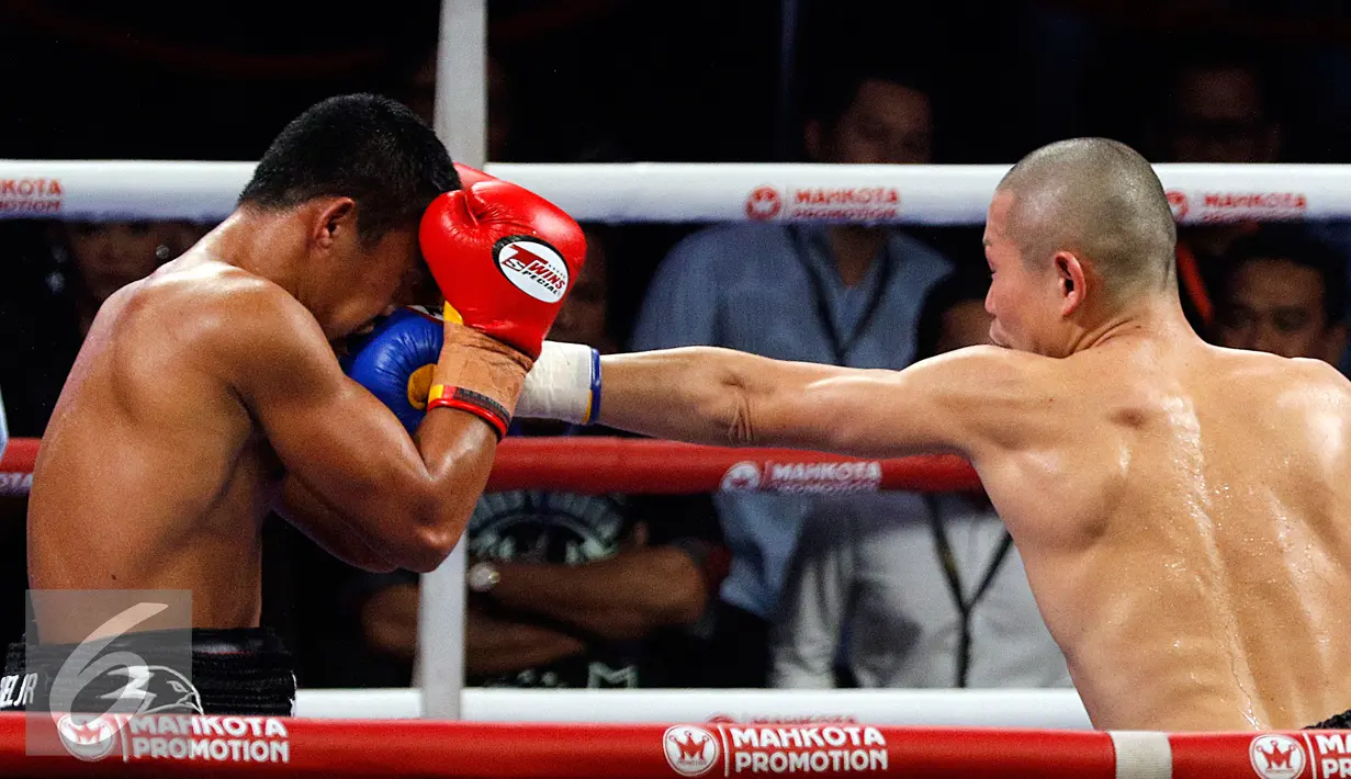 Petinju Jepang Yoshitaka Kato (kanan) berusaha memukul wajah Daud Yordan pada Road to the World Champions, Jakarta, Jumat (5/2). Daud Yordan memenangkan sabuk Juara WBO (The World Boxing Organization) Asia-Pacific dan Africa. (Liputan6.com/Johan Tallo)