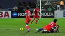 Benturan keras antara pemain Malaysia dan Singapura dalam Laga Piala AFF Suzuki 2012 di Stadion Bukit Jalil, Kuala Lumpur, Malaysia, minggu 25 November 2012. pertandingan berakhir 0-3 untuk Singapura.