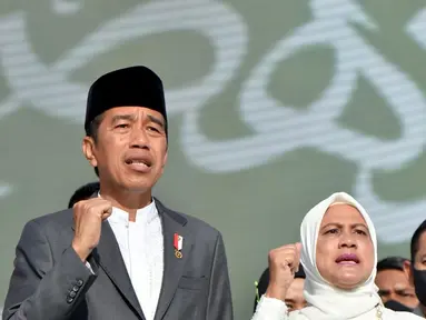 Presiden Joko Widodo atau Jokowi bersama Ibu Negara Iriana saat menghadiri acara satu abad Nahdlatul Ulama (NU) di Sidoarjo, Jawa Timur, Selasa (7/2/2023). Jokowi menilai NU sebagai organisasi Islam terbesar di dunia layak berkontribusi untuk masyarakat internasional. (Biro Pers Istana Kepresidenan/Agus Suparto)