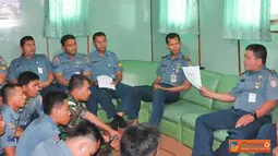 Citizen6, Jakarta Utara: Prajurit KRI Mentawai-595 mendapatkan Ceramah dari Diskum Kolinlamil, Mayor Laut (KH) Kaisar Farhan di Longroom ABK KRI Mentawai-595, dermaga Kolinlamil Tanjung Priok, Jakarta Utara, Kamis, (8/11). (Pengirim: Kadispen Kolinlamil).