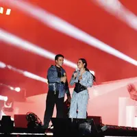 Vidi Aldiano pun didapuk menjadi opening konser Raisa. Difoto tersebut, ia tampol dengan jaket denim dipadu inner dan celana hitam.  (@vidialdiano)