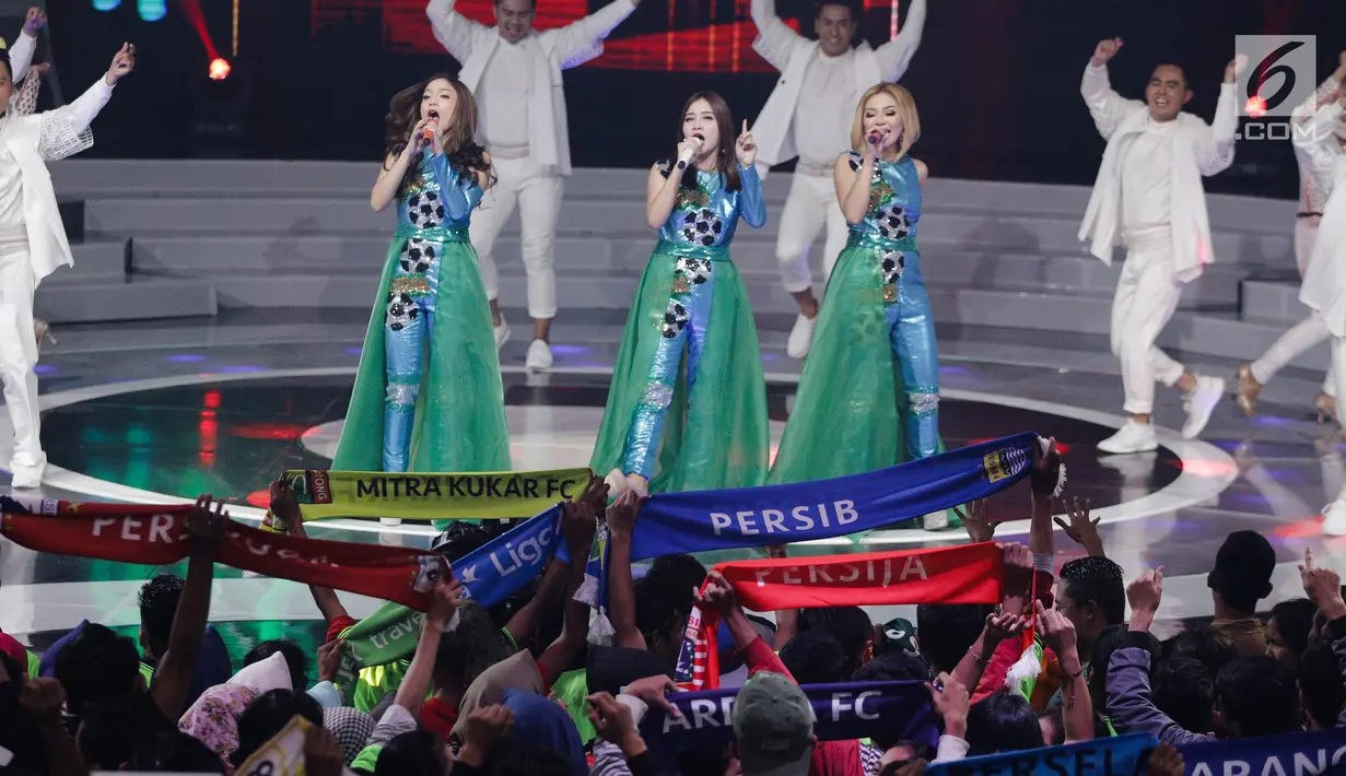 Personel grup dangdut Trio Macan menghibur penonton pada launching Gojek Traveloka Liga 1 2018 di Studio 5 Daan Magot, Jakarta Barat, Senin (19/3). Kompetisi Liga 1 musim ini bakal berakhir pada 9 Desember. (Liputan6.com/Faizal Fanani)