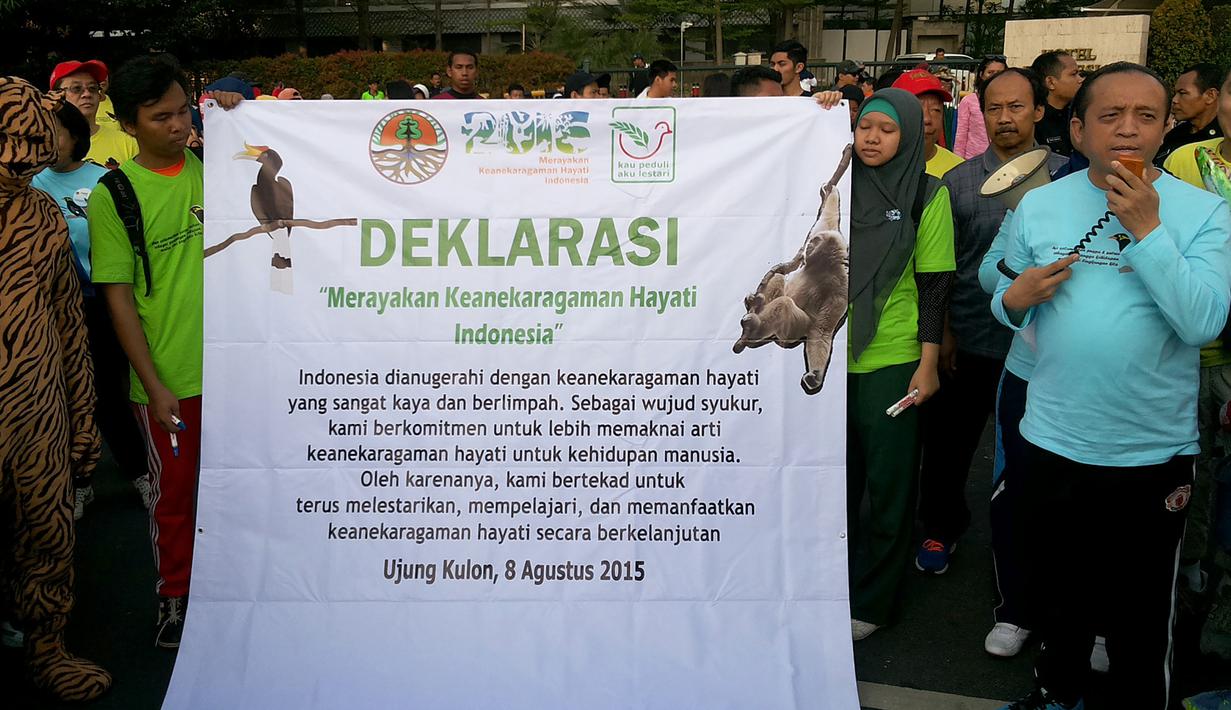 Spanduk Deklarasi Keanekaragaman Hayati dibentangkan saat aksi jalan santai di kawasan Bundaran HI, Minggu (15/11/2015). Aksi ini untuk merayakan Hari Cinta Puspa dan Satwa Nasional 2015. (Media center AGP-AGN)