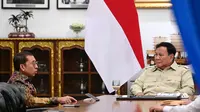 Presiden Prabowo Subianto membahas percepatan revitalisasi museum hingga berbagai situs bersejarah di Indonesia bersama Menteri Kebudayaan Fadli Zon di Istana Merdeka, Jakarta, Senin (12/10/2026) malam.