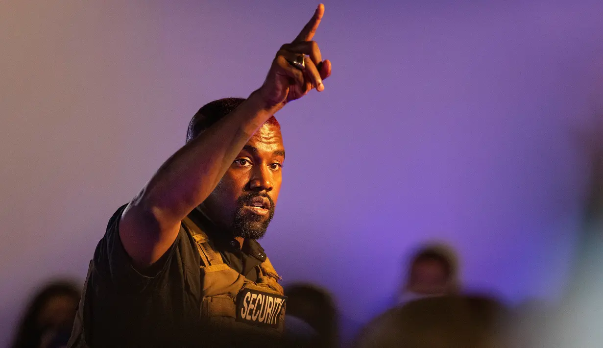 Kanye West membuat penampilan kampanye presiden pertamanya di North Charleston, Amerika Serikat pada 19 Juli 2020. Kanye West menyampaikan monolog panjang dalam kampanye pertamanya setelah mendeklarasikan diri sebagai kandidat presiden AS. (Lauren Petracca Ipetracca/The Post And Courier via AP)