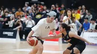 Aksi Bintang NBA, Austin Reaves (kiri), saat melakoni rangkaian Asia Tour 2025 di Financial Fitness Gym by OCBC di Ciputra World Surabaya (CWS), Senin (11/8/2025). (Dok Rigorer)