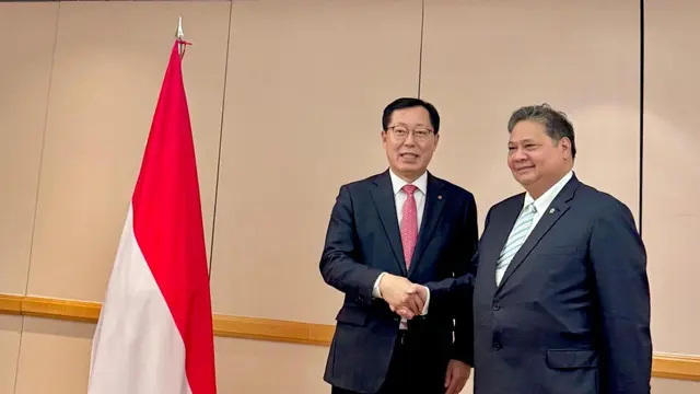 Menteri Koordinator Bidang Perekonomian Airlangga Hartarto bertemu Chief Executive Officer Lotte Chemical Corporation Young Jun Lee, di sela KTT APEC (APEC Summit) 2025. (Dok Kemenko Perekonomian)