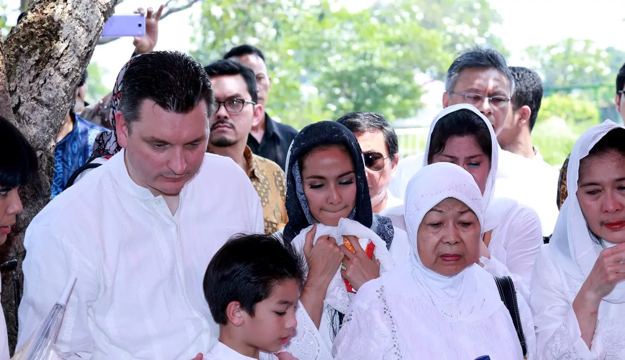 Suasana pemakaman ibu dari Maudy Koesnaedi (Wimbarsana/bintang.com)