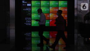 Pekerja melintas di depan layar Indeks Harga Saham Gabungan (IHSG) di BEI, Jakarta, Senin (3/1/2022). Pada pembukan perdagagangan bursa saham 2022 Indeks Harga Saham Gabungan (IHSG) langsung menguat 7,0 poin atau 0,11% di level Rp6.588,57. (Liputan6.com/Angga Yuniar)