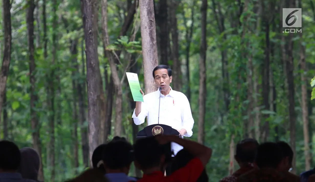 Presiden Joko Widodo berdialog dengan petani saat penyaluran Izin Pemanfaatan Hutan Perhutanan Sosial (IPHPS) di Tuban, Jawa Timur, Jumat (9/3). (Liputan6.com/Angga Yuniar)