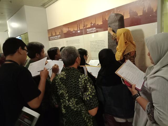 Asyiknya Belajar Membaca Aksara Kuno Dari Prasasti News Liputan6 Com