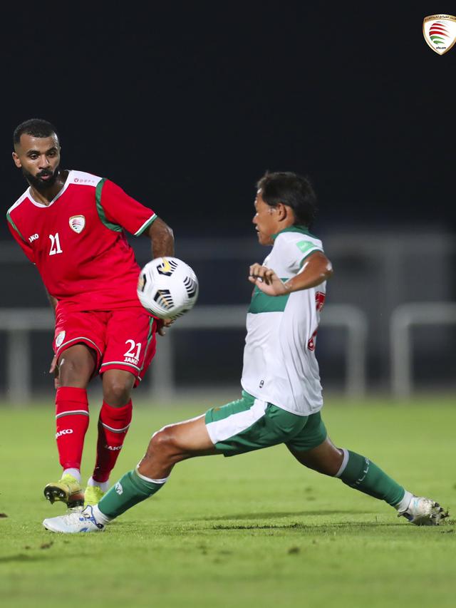 Gelandang Timnas Indonesia, Adam Alis (kanan), saat berhadapan dengan Oman di Dubai, Uni Emirat Arab (UEA).