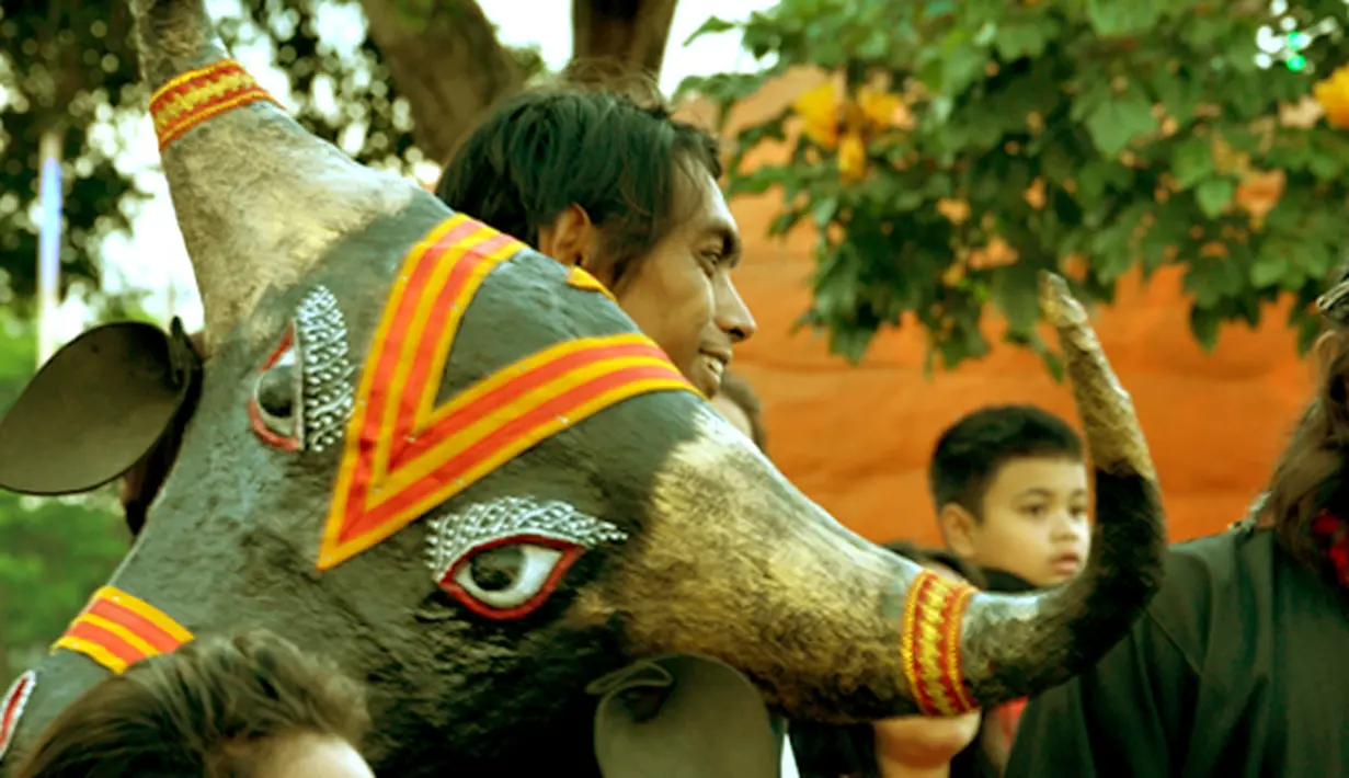 Kostum bantengan biasanya terbuat dari kain hitam dan topeng yang berbentuk kepala banteng yang terbuat dari kayu serta tanduk asli banteng. (Liputan6.com/wwn)