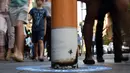 Sebuah tonggak dicat menyerupai puntung rokok terlihat di kawasan Pitt Street Mall, Sydney, Australia, Senin (26/9). Puntung rokok raksasa tersebut sebagai kampanye untuk kawasan bebas asap rokok di Sydney. (AFP PHOTO/Saeed Khan)
