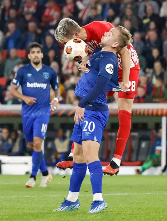 <p>Babak kedua, tuan rumah Freiburg bisa menyamakan kedudukan lewat gol yang dicetak gelandang Rolland Sallai. Skor 1-1 terjadi pada menit ke-49. (Philipp von Ditfurth/dpa via AP)</p>