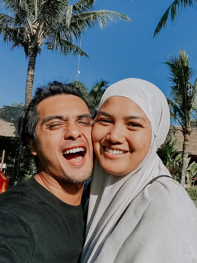 7 Potret Mesra Ricky Harun dan Herfiza, Beri Karangan Bunga saat Istri Ultah
