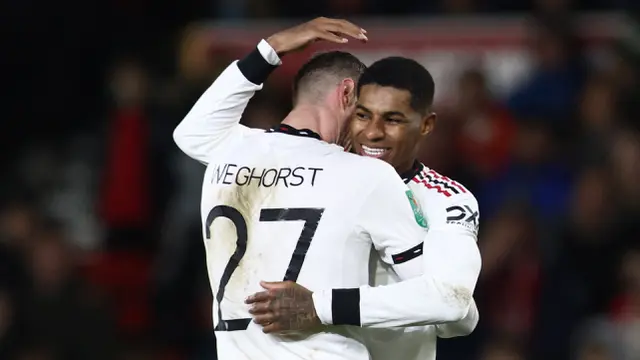 Foto: Detik-Detik Penyusup Selebrasi Bareng Pemain MU Setelah Gilas Nottingham Forest