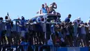 Lionel Messi melambai dari bus atap terbuka yang membawa Timnas Argentina saat parade usai menjuarai Piala Dunia 2022 di Buenos Aires, Argentina, 20 Desember 2022. Jutaan orang menyambut kepulangan Lionel Messi dan kawan-kawan bak pahlawan usai Argentina menjuarai Piala Dunia 2022. (AP Photo/Natacha Pisarenko)