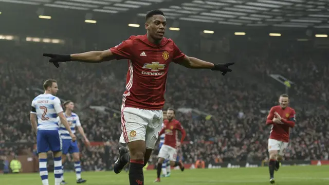 Barcelona Lirik Striker MU Gantikan Neymar