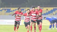 Pemain Madura United merayakan gol ke gawang Tainan City dalam laga AFC Challenge League 2024/2025 di Stadion Gelora Joko Samudro, Gresik, Kamis (13/3/2025). Madura United menang telak 3-0 dalam laga ini. (Bola.com/Wahyu Pratama)