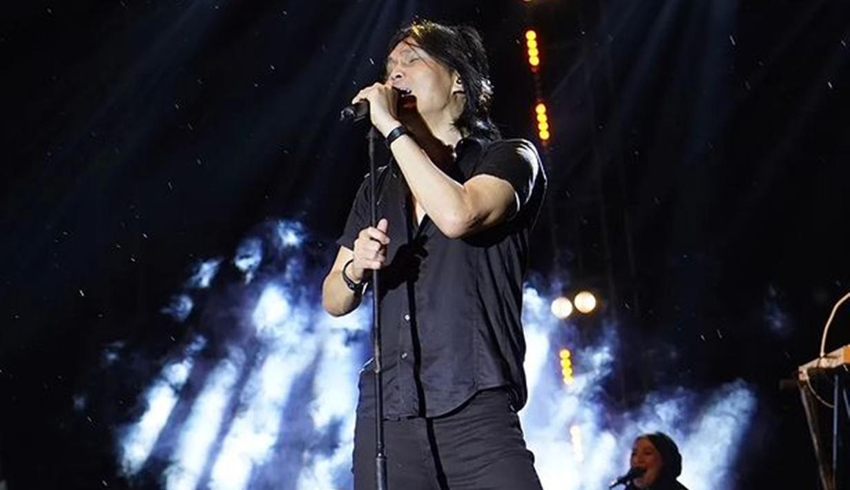 Once sendiri usai tak menjadi bagian Dewa 19 aktif sebagai penyanyi solo. Penampilannya saat di atas panggung pun kerap curi perhatian. (Liputan6.com/IG/@oncemekelofficial)