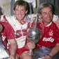 Kenny Dalglish (tengah) saat menjuarai Liga Inggris musim 1989-1990. (Dok. Liverpool FC)