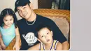 Potret Brandon Nicholas Salim dan adiknya, Brenda Nabilla Salim saat kecil bersama sang ayah. Paras ganteng Ferry Salim menurun ke Brandon yang lahir pada 19 September 1996 ini. [Instagram/ferrysal1m]