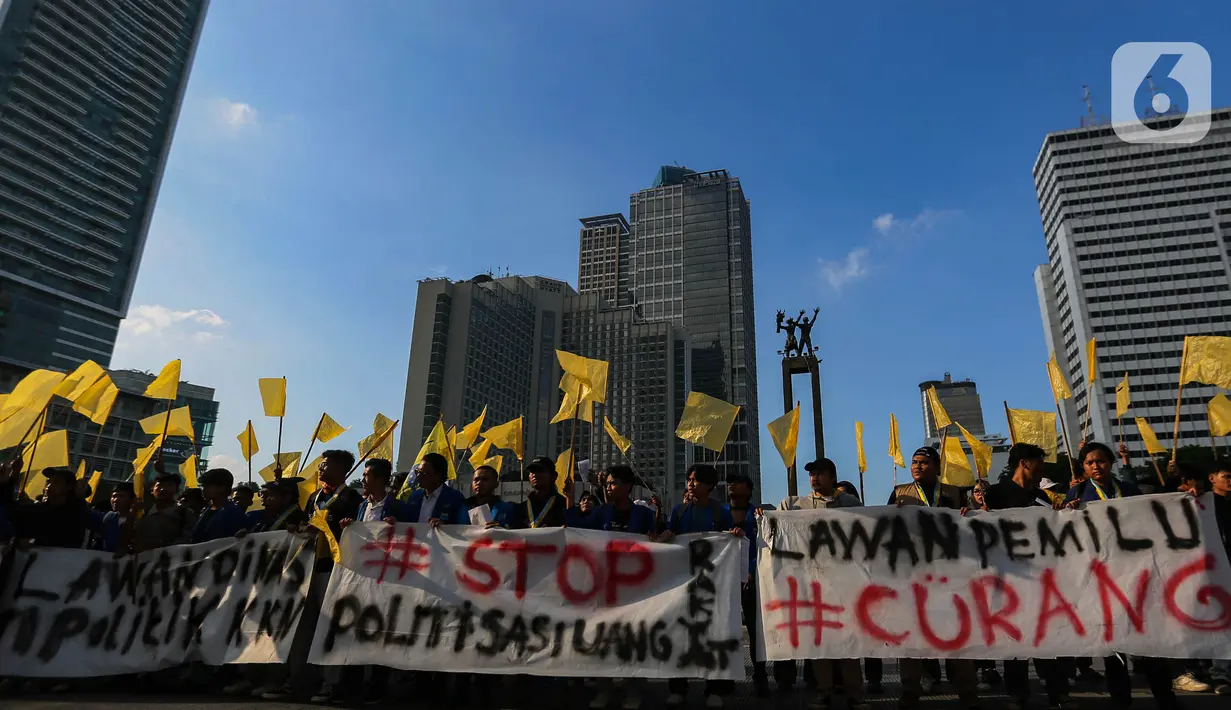Dalam aksi unjuk rasa tersebut, para mahasiswa membentangkan spanduk bertuliskan Lawan Tirani dan Lawan Pemilu Curang. (Liputan6.com/Angga Yuniar)