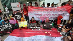 Massa dari Spesialisasi Mahasiswa Anti Korupsi (SIMAK) melakukan aksi di Bundaran HI, Jakarta, Minggu (7/12/2014). (Liputan6.com/Miftahul Hayat)