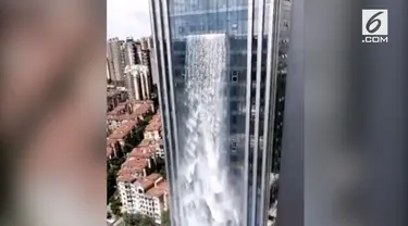 Sebuah air terjun buatan setinggi 108 meter di China menyita perhatian publik. Air terjun menempel pada gedung pencakar langit setinggi 121 meter.