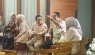 Calon wakil presiden (cawapres) Muhaimin Iskandar alis Cak Imin melakukan kunjungan ke kediaman calon presiden Anies Rasyid Baswedan di Jakarta Selatan, Selasa malam (16/4/2024). (Merdeka.com/Nur Habibie)