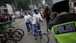 Sejumlah Polwan menggelar kampanye sekaligus deklarasi antihoax saat car free day di Bundaran Hotel Indonesia, Jakarta, Minggu (18/3). Kampanye bertujuan agar masyarakat lebih sadar terhadap bahaya penyebaran informasi hoax. (Liputan6.com/Faizal Fanani)