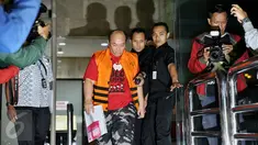 Kasubdit Kasasi dan Perdata Khusus MA, Andri Tristianto Sutrisna (ATS) keluar dari Gedung KPK, Jakarta, Minggu (14/2/2016). Andri ditetapkan tersangka terkait kasus dugaan suap permintaan penundaan kasasi sebuah perkara di MA. (Liputan6.com/Faizal Fanani)