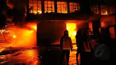 Sebuah pabrik alumunium foil di kawasan Daan Mogot dilalap si jago merah, Selasa (27/05/14) (Liputan6.com/Faisal R Syam)
