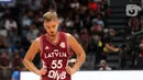Pemain timnas basket Latvia, Arturs Zagars usai saat berhadapan dengan pebasket Kanada pada laga terakhir penyisihan Grup H FIBA World Cup 2023 di Indonesia Arena, Gelora Bung Karno, Jakarta, Selasa (29/8/2023). (Liputan6.com/Helmi Fithriansyah)
