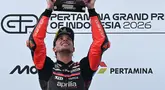 Pembalap Aprilia Racing asal Italia, Marco Bezzecchi, merayakan kemenangan di podium setelah menjuarai balapan MotoGP Indonesia di Sirkuit Internasional Mandalika, Mandalika, Minggu (11/10/2026). (SONNY TUMBELAKA/AFP)