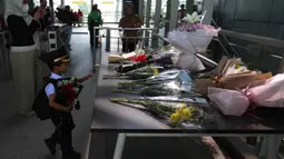 Rangkaian Bunga dan Pesan Duka Penuhi Stasiun Bekasi Timur