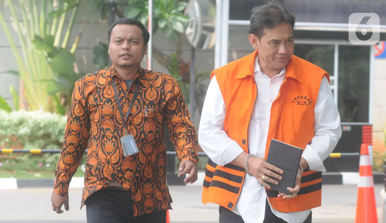 Direktur Pemasaran PTPN III (Persero) sekaligus merangkap Komisaris Utama PT KPBN I Kadek Kertha Laksana memasuki gedung KPK untuk pemeriksaan di Jakarta, Rabu (4/12/2019). Kadek diperiksa sebagai tersangka terkait kasus dugaan suap distribusi gula di PTPN III Tahun 2019. (merdeka.com/Dwi Narwoko)
