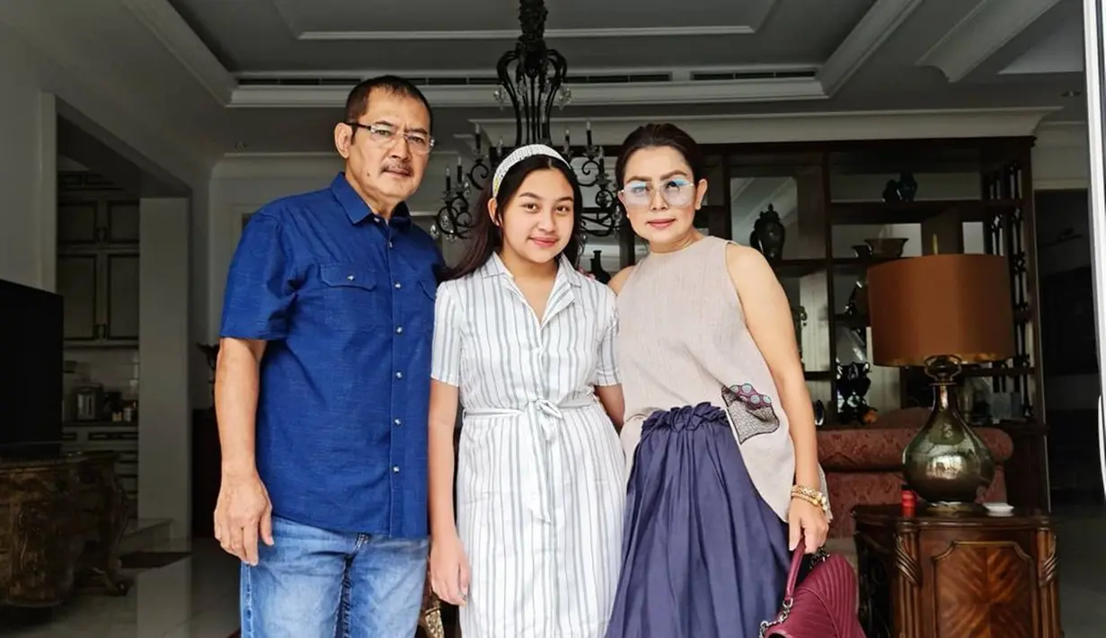Ada yang menyebut Khirani mirip dengan Mayangsari, namun ada yang menyebutnya mirip Bambang Trihatmodjo, apalagi di foto ini. Mayangsari sering unggah kedekatan antara Khirani dan suaminya yang tentunya tak lepas dari perhatian. Meski usia terpaut jauh yakni 18 tahun, namun Mayangsari dan Bambang Trihatmodjo selalu harmonis di setiap kesempatan. (Liputan6.com/IG/@mayangsari_official)