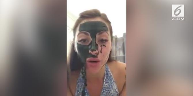VIDEO: Berlinang Air Mata, Wanita Kesakitan Lepas Masker Wajah