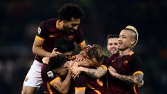 AS Roma menggusur Fiorentina dari tiga besar klasemen sementara Serie A setelah menang 4-1 atas skuat La Viola pada pertandingan pekan ke-28, di Stadion Olimpico, Roma, Sabtu (5/3/2016) dini hari WIB. (AFP/Filippo Monteforte)