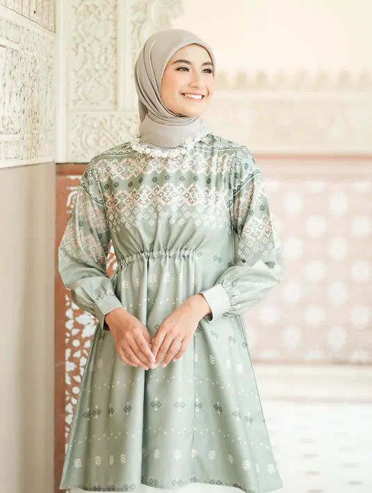 <p>Print eksklusif yang dimiliki masing-masing label masih menjadi primadona termasuk milik Vanilla Hijab. Pilihan warna sage green yang lembut dengan detail kerut membuat baju Lebaran tampil manis dan stylish Foto: Instagram @vanillahijab</p>