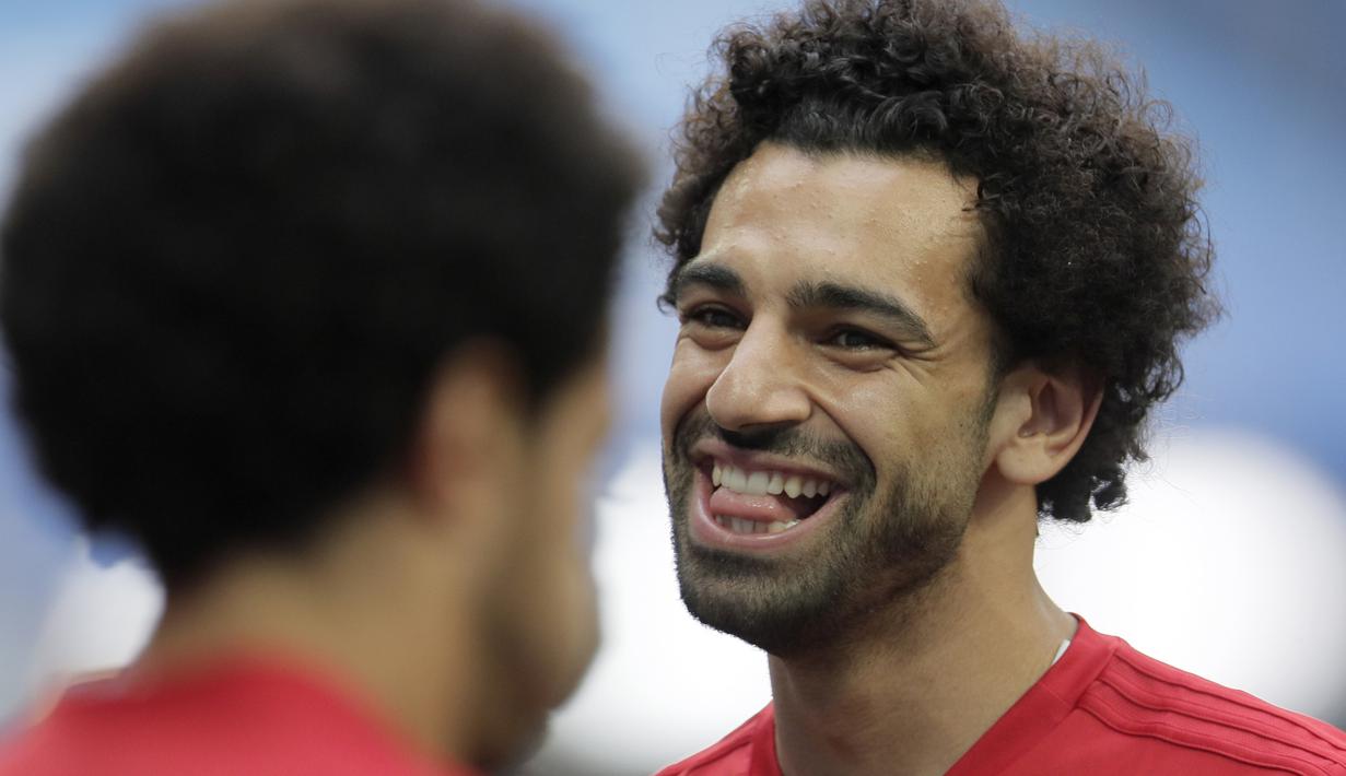 Senyum Mohamed Salah (kanan) saat mengikuti sesi latihan tim di St. Petersburg stadium, St. Petersburg, Rusia, (18/6/2018). Mesir akan melawan Rusia pada laga kedua Piala Dunia 2018. (AP/Dmitri Lovetsky)